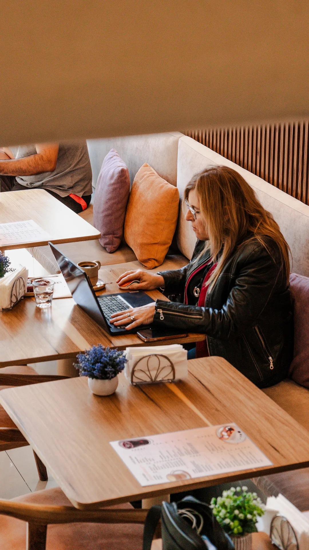 Mesa de trabajo y café en Cero Café de Origen
